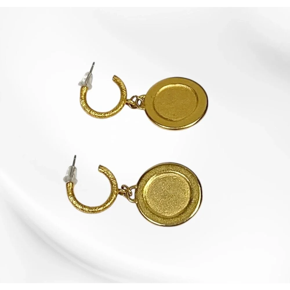 Unbranded gold tone